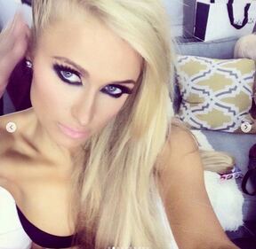 Paris Hilton hot, topless per il Selfie Day 17