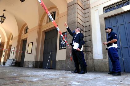Crolla pezzo d'intonaco alla Scala di Milano 8