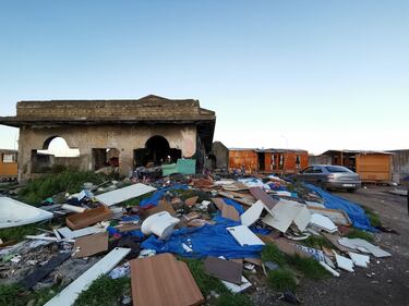 La baraccopoli e i rifiuti vicino al villaggio nomadi autorizzato 7