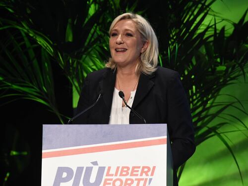 Le Pen: "L'Ue è un imbroglio politico"