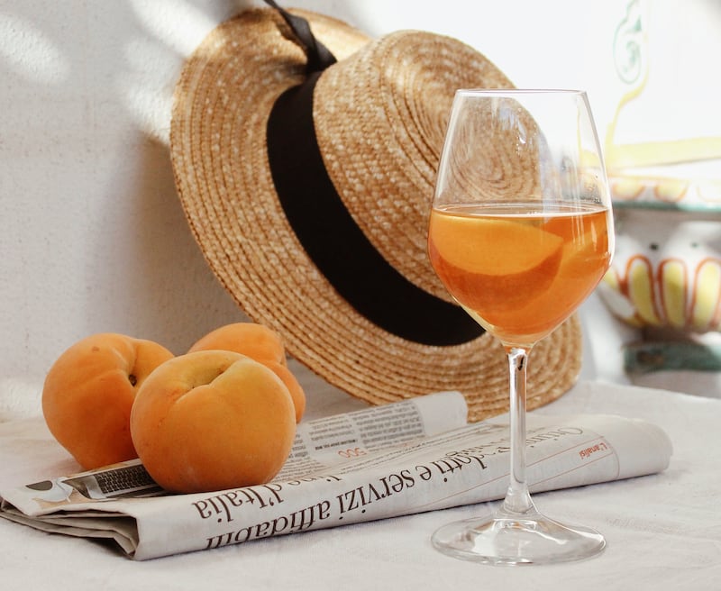 Pesche e vino