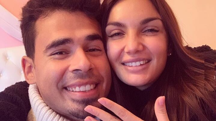 Elettra Lamborghini mostra l'anello sui social: "Mi sposo"
