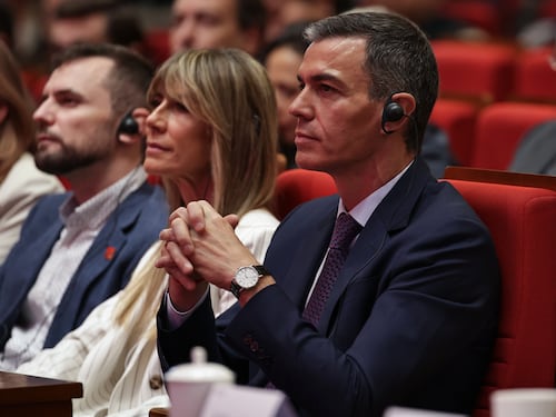 Spagna, la moglie di Sánchez va a processo: rischia 13 anni