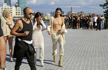 Kim Kardashian, tra passerelle e selfie hot 13