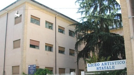 Cosenza, appicca il fuoco al portone del liceo