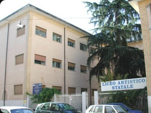 Cosenza, appicca il fuoco al portone del liceo