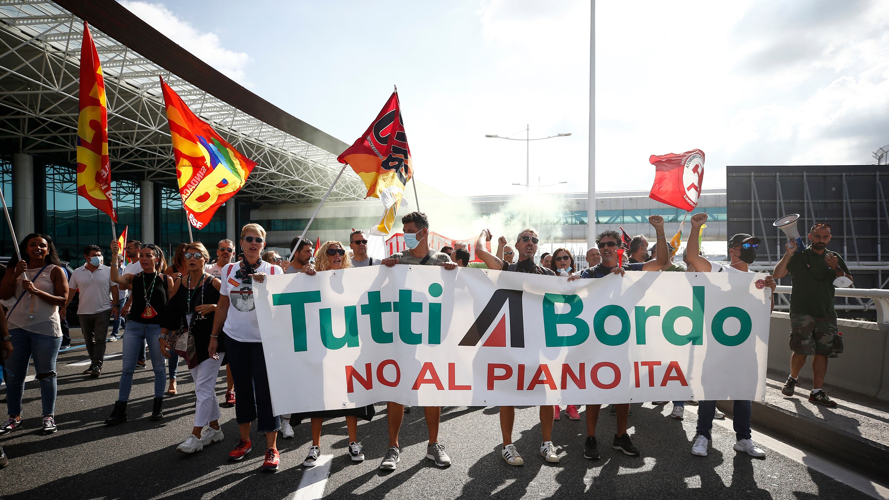 Scontri a Fiumicino. Sul tavolo del governo atterra il caso Alitalia