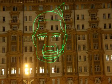 Il volto di Obama sull'edificio dell'ambasciata 2