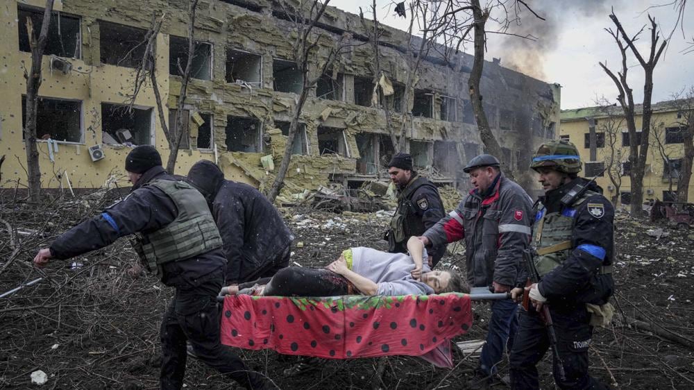 Morti la donna incinta e il suo bimbo. A Mariupol il simbolo dei crimini russi