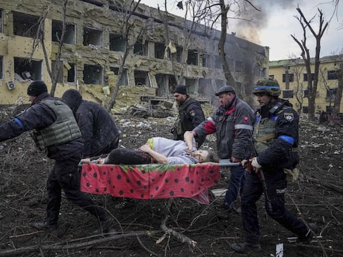 È morta col suo bimbo: il dramma della donna incinta fotografata a Mariupol