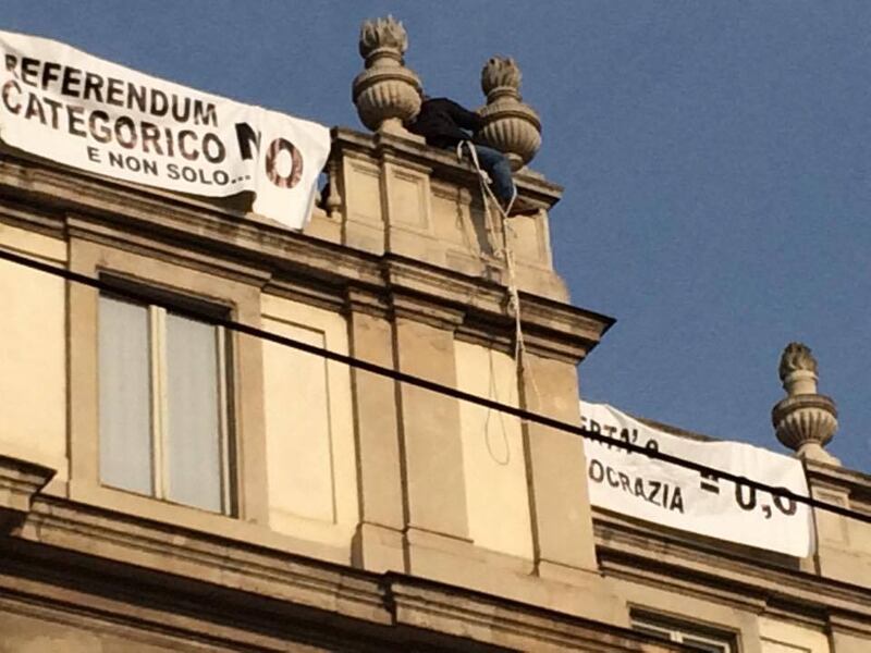 Milano, sul tetto della Scala per protesta 7