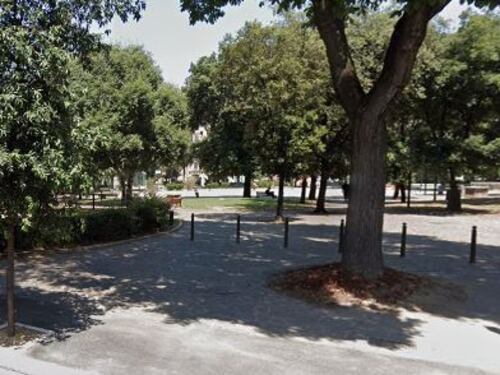 Il sonnifero nella cena: ospita tre turisti a casa, poi li spoglia e li stupra
