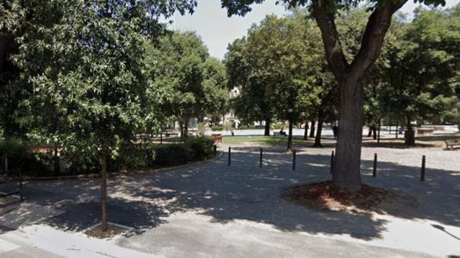 Il sonnifero nella cena: ospita tre turisti a casa, poi li spoglia e li stupra