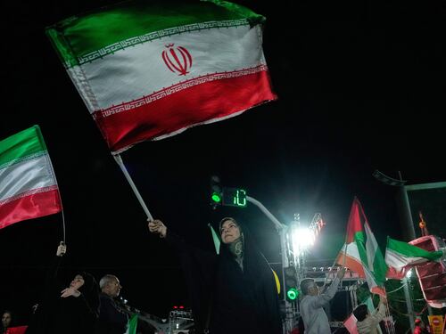 Teheran minaccia: "Risposta militare senza precedenti". Ma la crisi morde