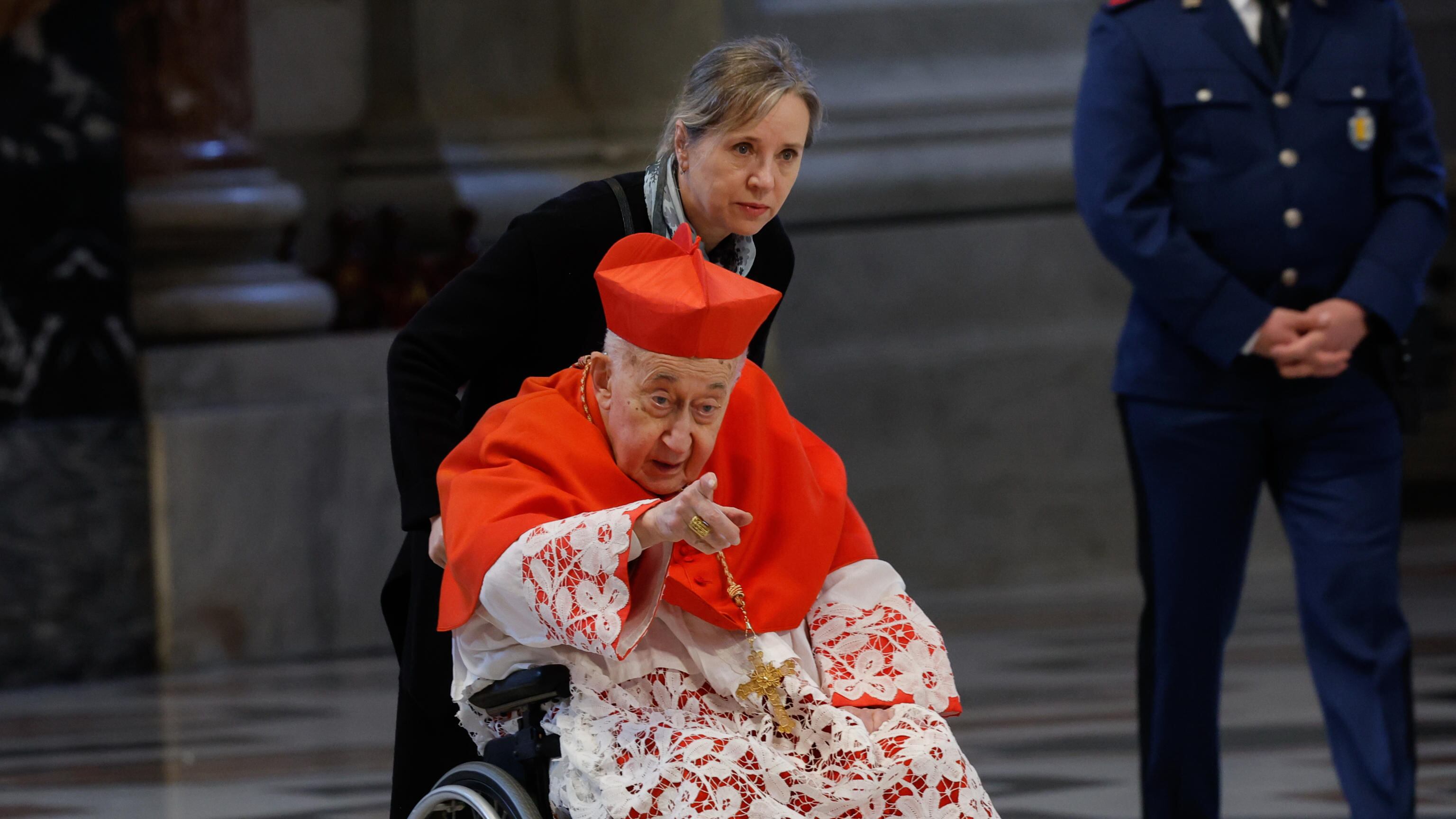 Il cardinale Ruini in condizioni "impegnative". Il Vaticano: "Assistito a casa"
