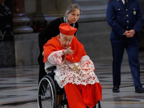 Il cardinale Ruini in condizioni "impegnative". Il Vaticano: "Assistito a casa"