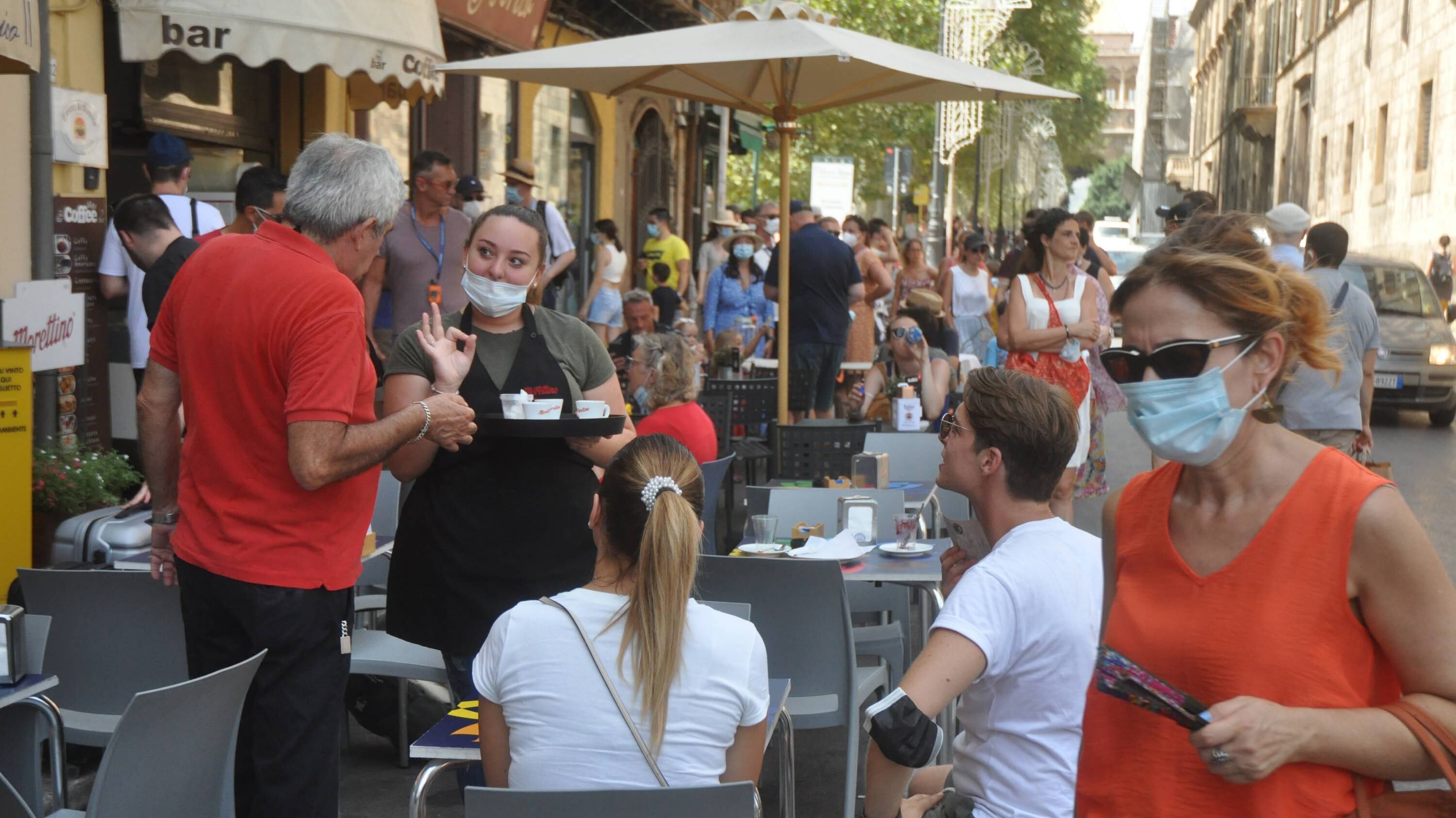 Ferie in mascherina. Sicilia e Sardegna dopo Ferragosto "vedono" il giallo