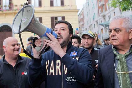 Uova e bottiglie contro Salvini 2