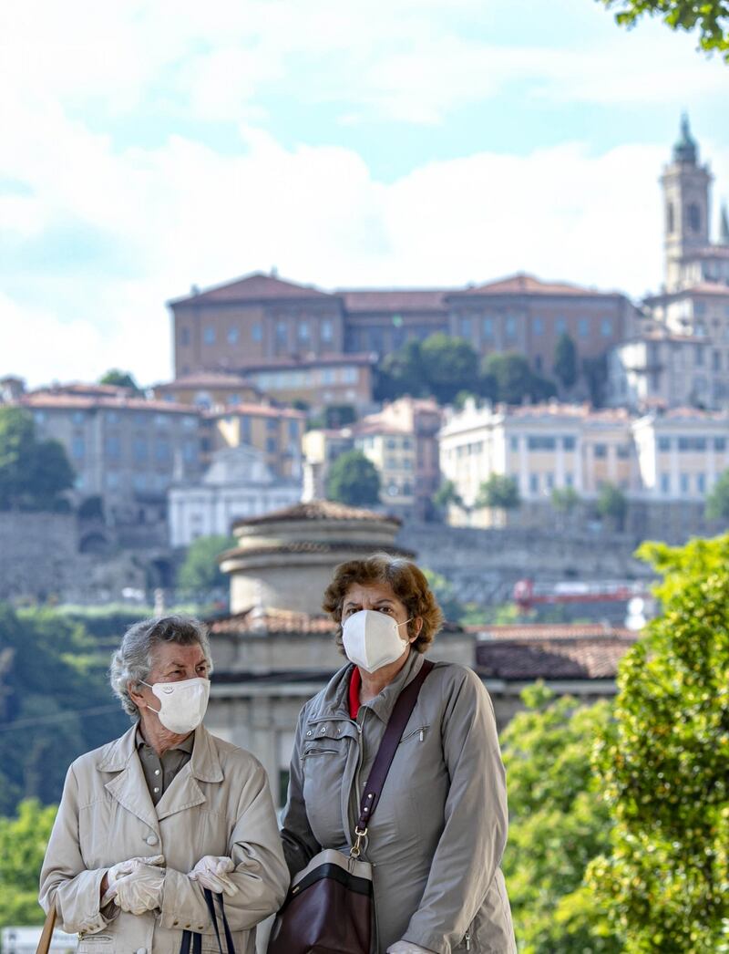Due signore anziane indossano i dispositivi di sicurezza anti-Covid (Foto Fotogramma)