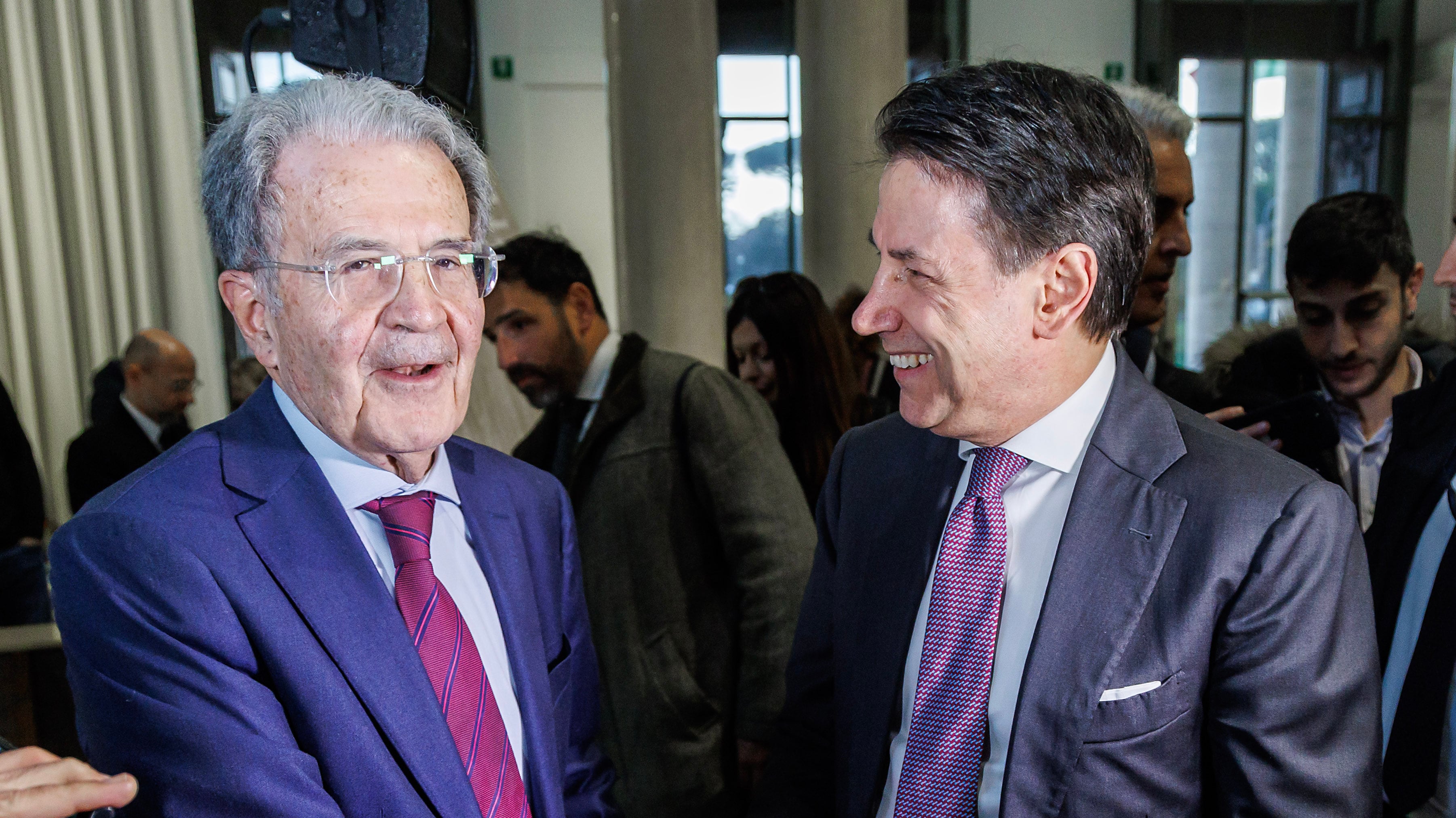 "Unitevi". "Non con chi ci vuole distruggere". Scontro Prodi-Conte sulle alleanze