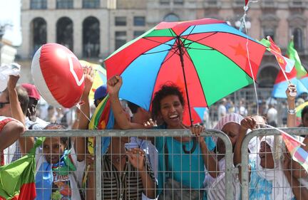 Ultima tappa del Giro d'Italia, i tifosi in attesa a Milano 4