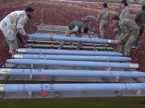 Siria, la Coalizione consegna lanciarazzi d'artiglieria ai ribelli