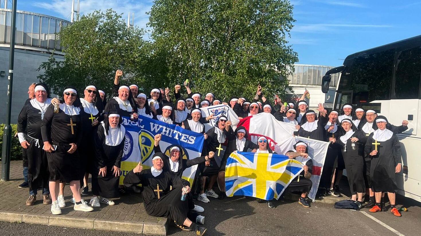 Tifosi del Leeds vestiti da suore per il miracolo: perdono 3 a 1