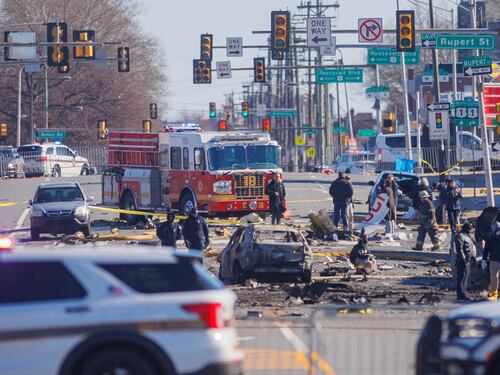 Un altro incidente aereo: eliambulanza si schianta sulle case di Philadelphia