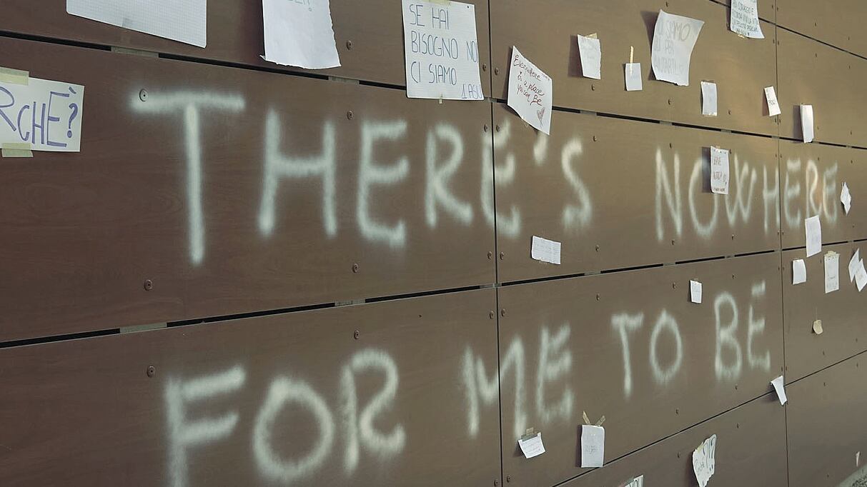 "Non c'è posto per me" Il murale disperato commuove la scuola