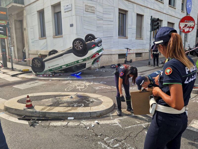 Violento scontro tra una Ferrari e un'auto della polizia locale in Porta Venezia a Milano 3