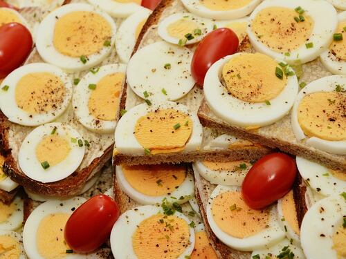 Lo studio: "Mangiare più di un uovo al giorno può provocare infarto o ictus"