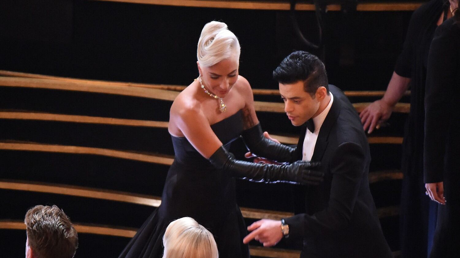 Oscar 2019, Rami Malek cade dal palco