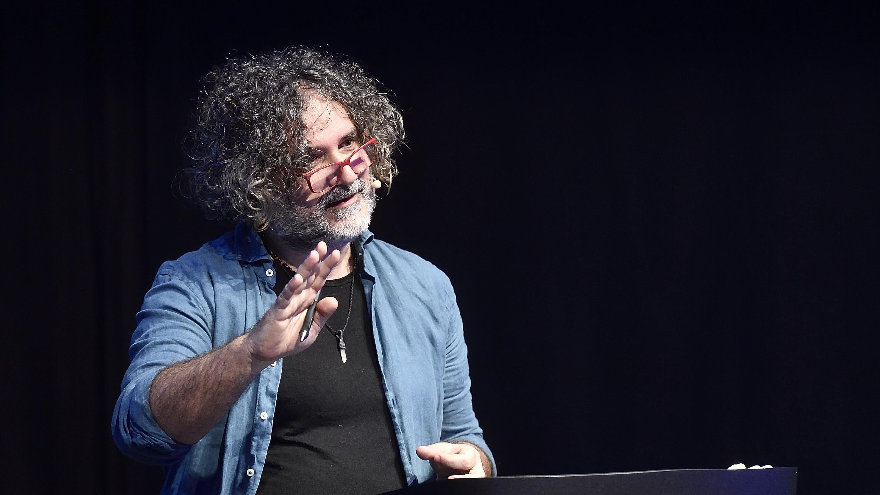 "Sono ignoranti". Makkox torna a insultare gli elettori di centrodestra