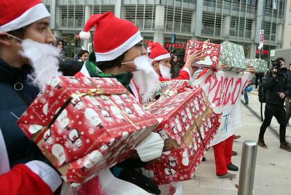 Milano, antagonisti vestiti da Babbo Natale 2