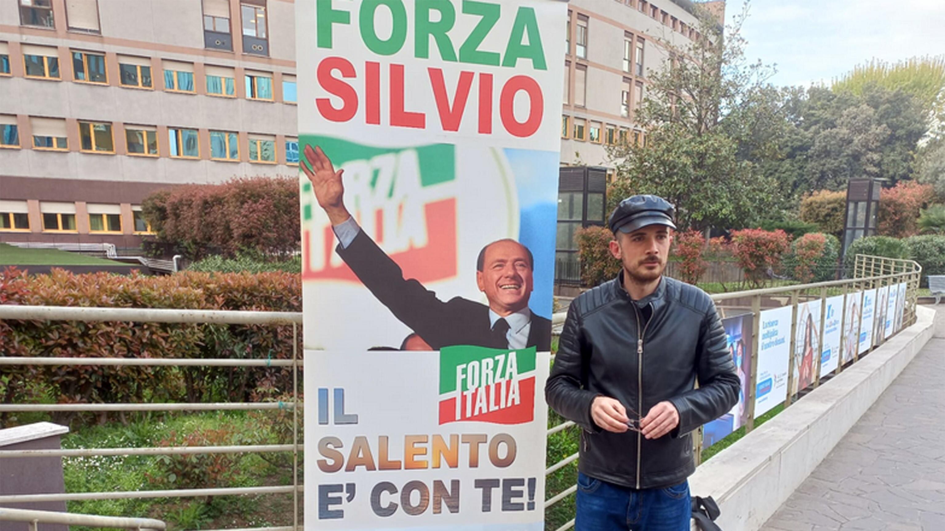 Il fan che viaggia 10 ore per Berlusconi: "Per te andrei al Polo nord"