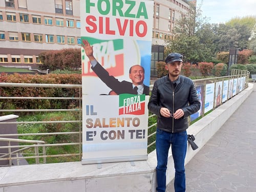 Il fan che viaggia 10 ore per Berlusconi: "Per te andrei al Polo nord"