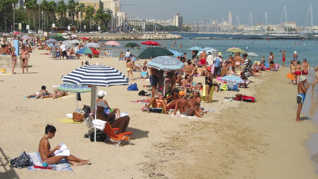 A Bari un immigrato si fa il bagno nudo "per purificarsi"