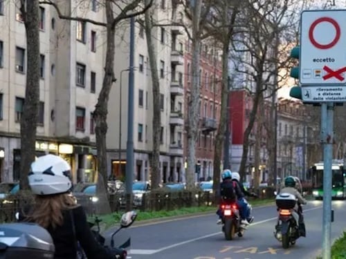 Milano, segnale stradale modificato con lo scotch durante le Olimpiadi: adesso si può chiedere il rimborso, ecco come
