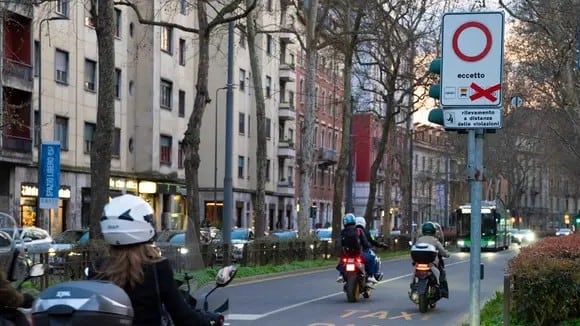 Milano, segnale stradale modificato con lo scotch durante le Olimpiadi: adesso si può chiedere il rimborso, ecco come