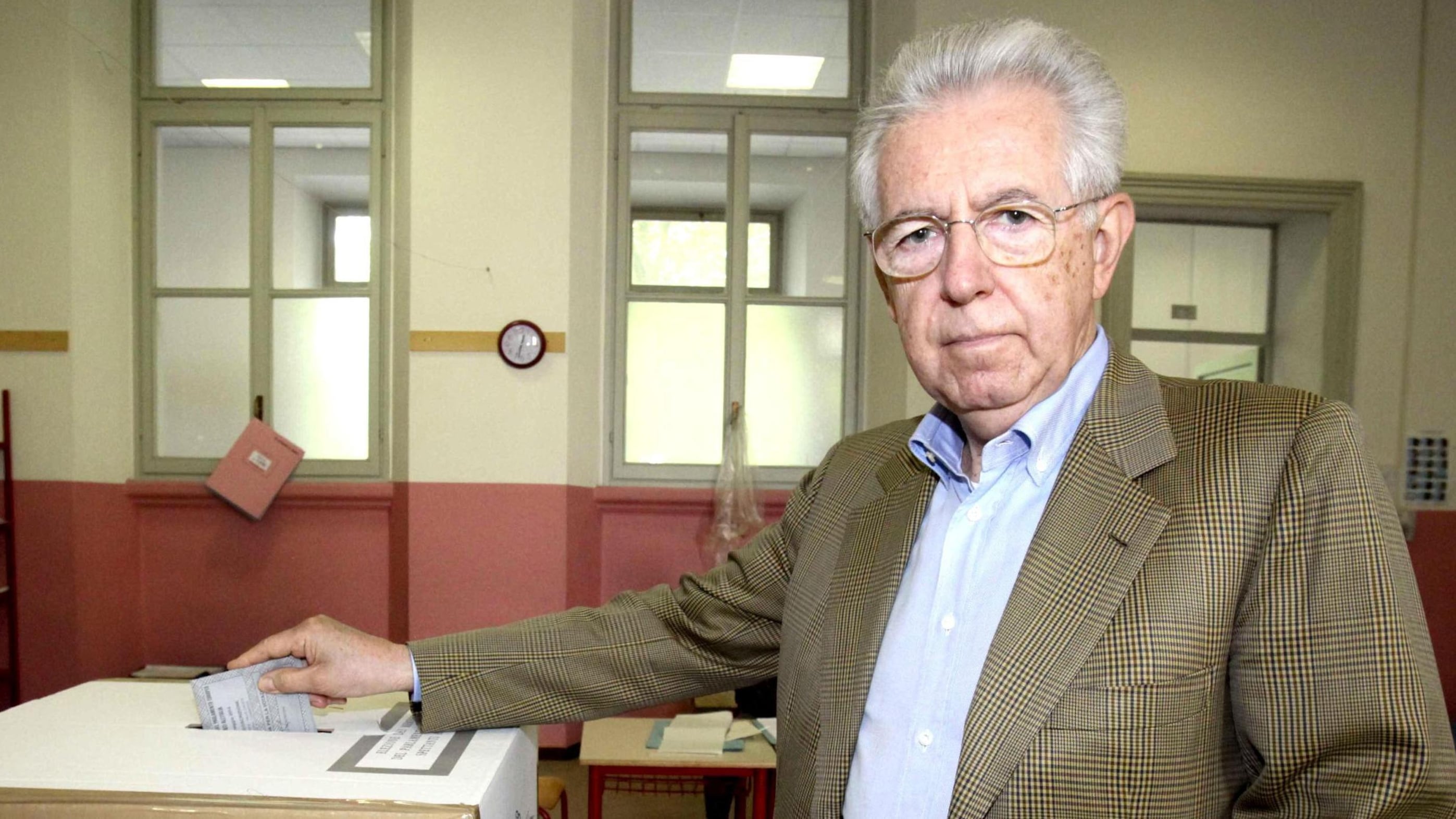 Ora anche Monti critica l'Ue: "Cambiare il Trattato"