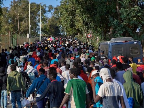 Pratiche bloccate, centri pieni e bivacchi in spiaggia: continua il caos migranti a Ceuta