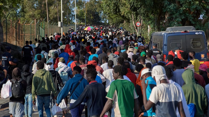 Pratiche bloccate, centri pieni e bivacchi in spiaggia: continua il caos migranti a Ceuta