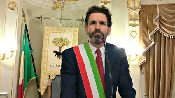 Lecce, si dimette il sindaco Salvemini