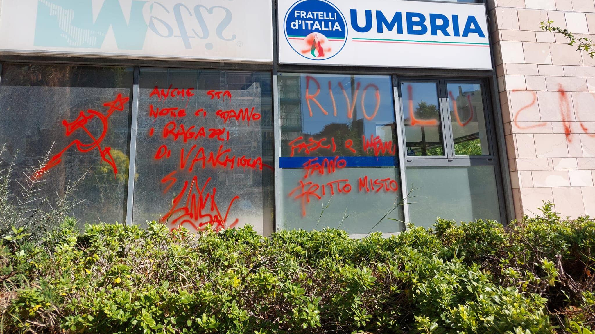 Perugia, vandalizzata la sede di Fratelli d'Italia: falce, martello e scritte in rosso
