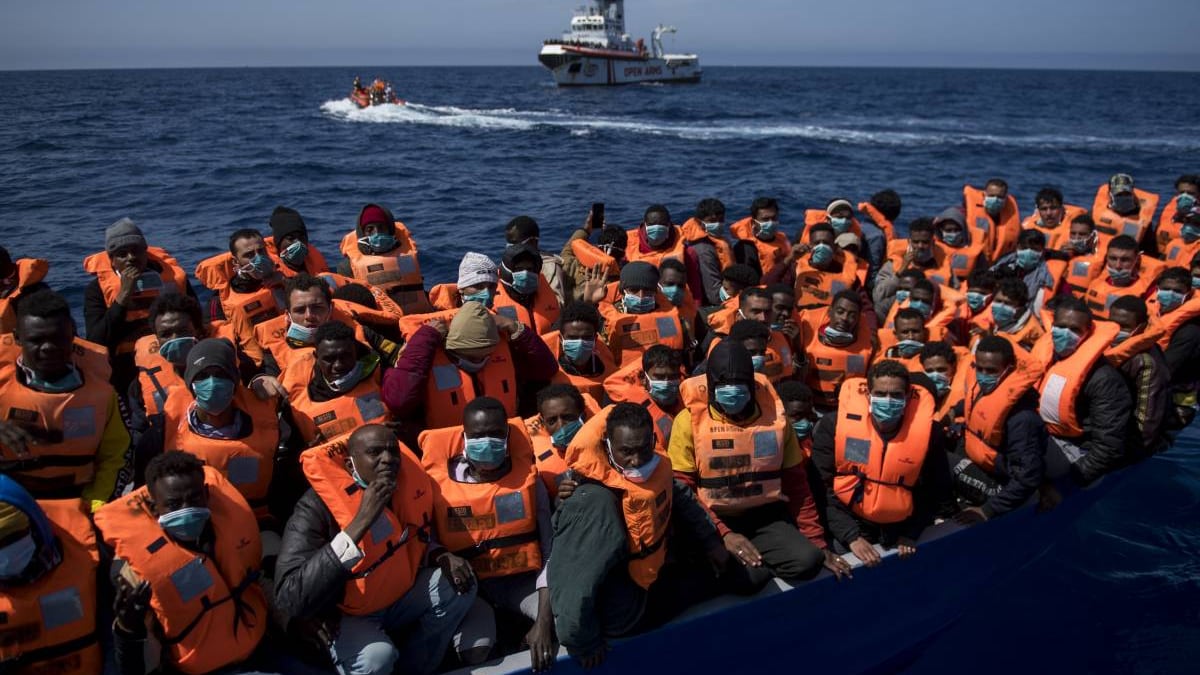 "In vena di Natale, fateli sbarcare": 685 migranti in pressing sull'Italia