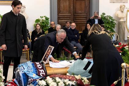 Lotito depone alcune sciarpe