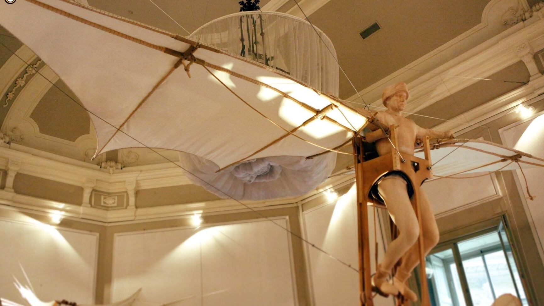 La macchina volante di Leonardo atterra in Galleria