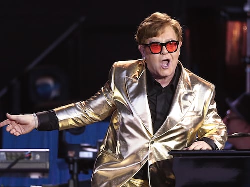 Elton John ricoverato in ospedale: ecco che cosa è successo