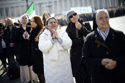 I fedeli abbracciano il Papa 18