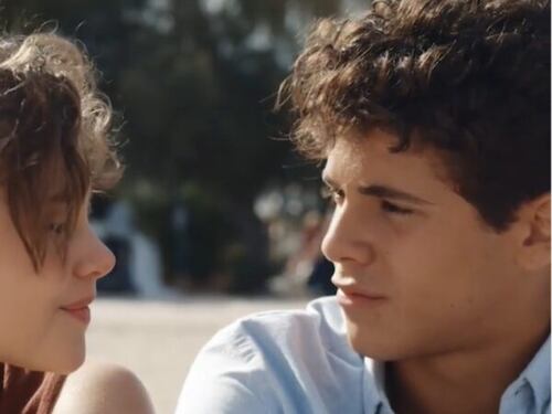 “Sulla stessa onda”, teen movie italiano su amore e malattia